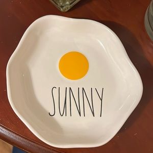 Brand New‼️ Rae Dunn Sunny Plate.